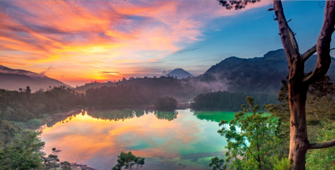 Keindahan Alam Wisata Telaga Warna di Dieng Wonosobo