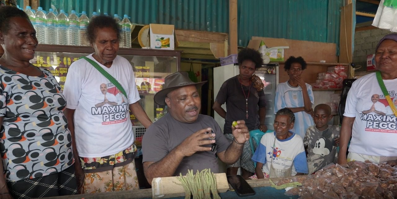Maximus Tipagau Dengarkan Keluhan Penjual di Pasar Gorong-Gorong Timika
